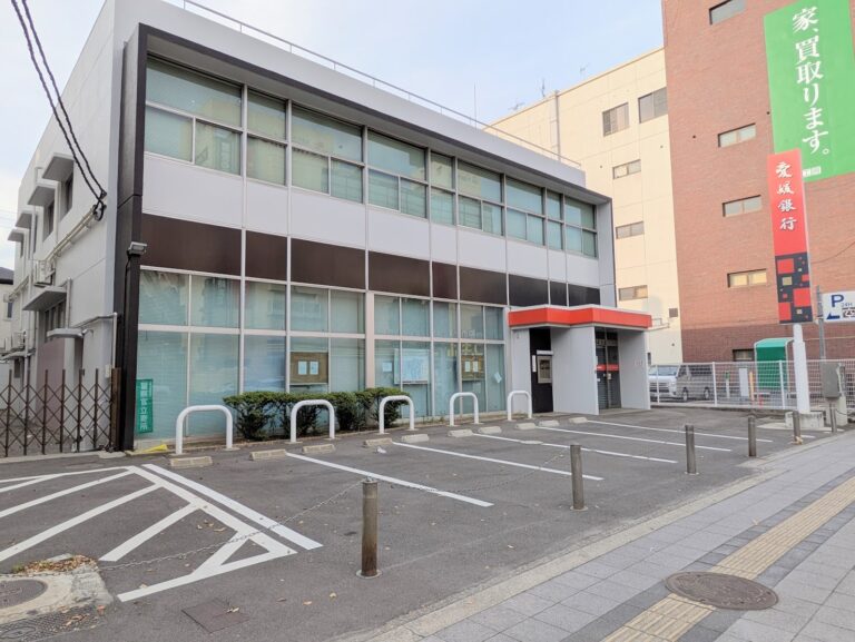 丸亀市富屋町の「愛媛銀行 丸亀支店」が建替工事のため坂出支店へ一時移転。2026年7月頃に完成予定！