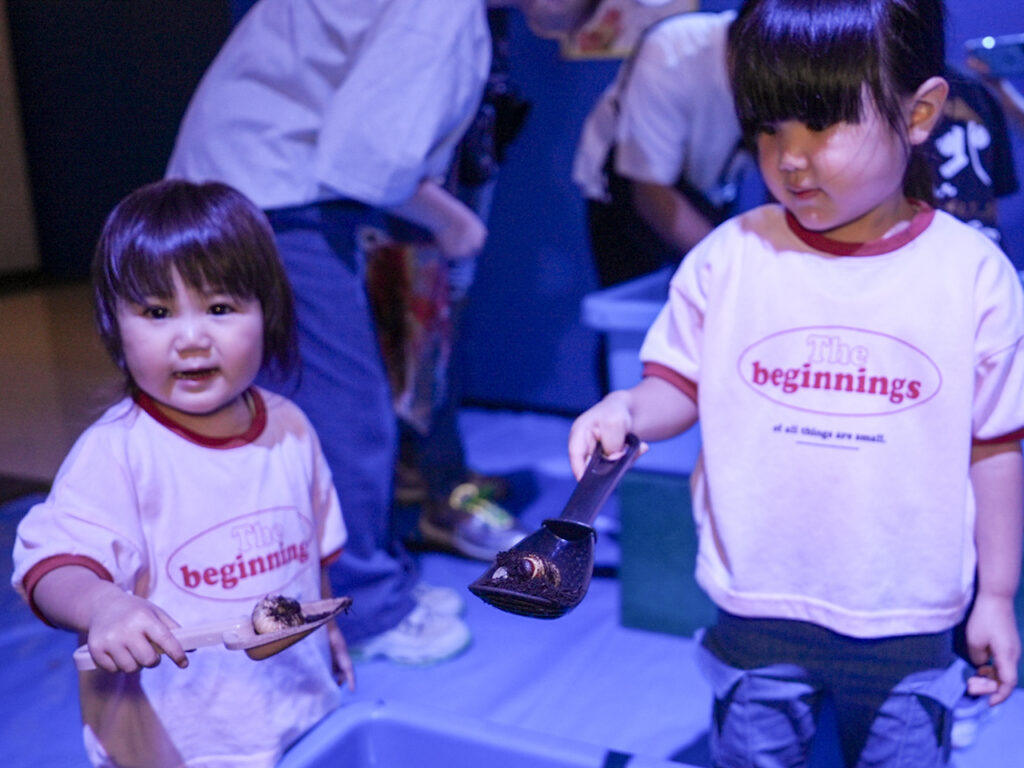 大昆虫展 inイオンモール綾川 幼虫探しコーナー