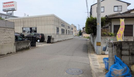 路地の奥で見つけたメダカと野菜・果物の無人販売所