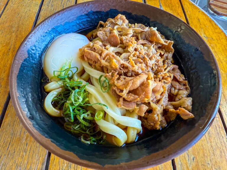 坂出市「いきいきうどん坂出店」の『温玉肉ぶっかけ』すき焼きみたいな味わいが楽しめる贅沢うどん！