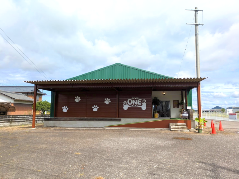 丸亀市綾歌町に「areaONE」が2025年8月30日(土)にオープン！暑い日も雨の日もワンちゃんと快適に遊べる新スポット