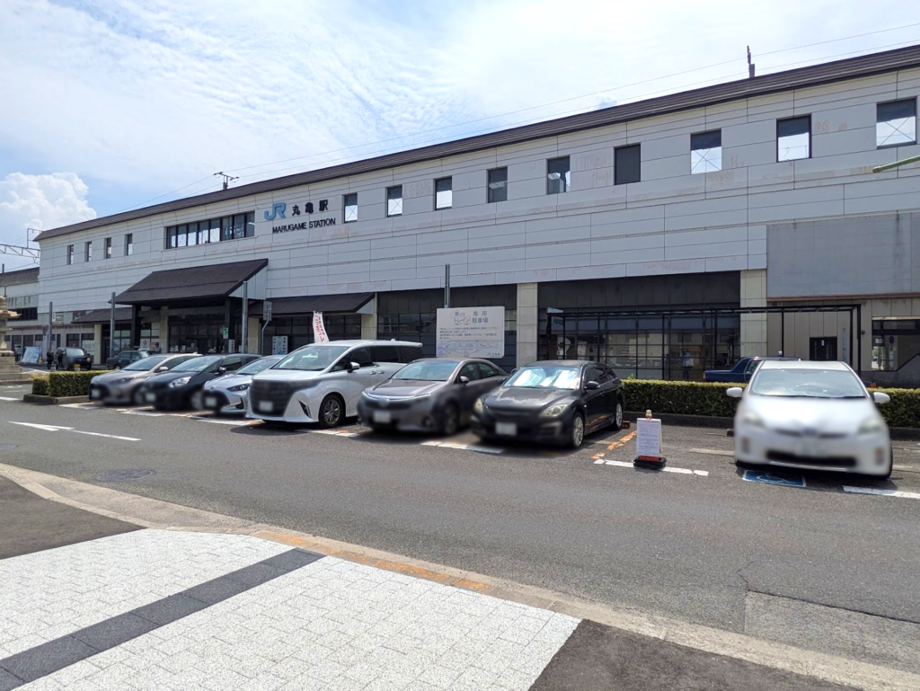 JR丸亀駅 丸亀駅前車deトレイン