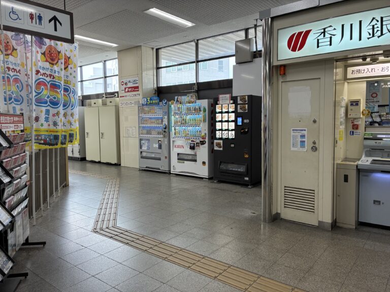 JR丸亀駅に24時間いつでも購入できる骨付鳥の自動販売機が設置されてる！