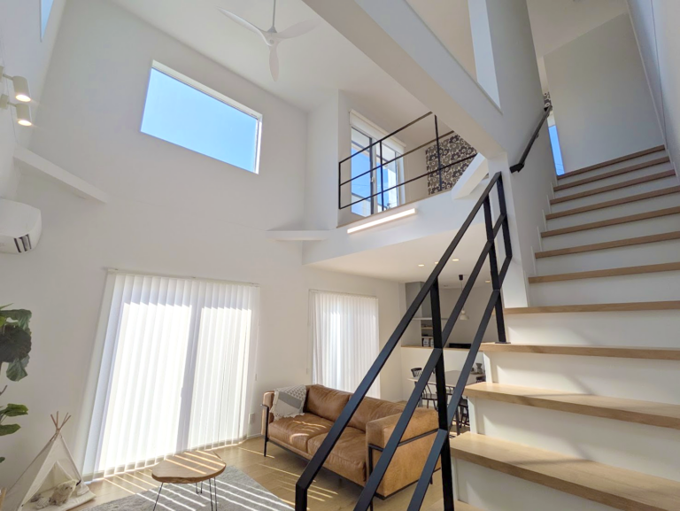 丸亀市土器町西で見つけた「帰りたくなる家」 吹き抜けリビング×V2H搭載の未来型住宅が想像以上にすごかった！