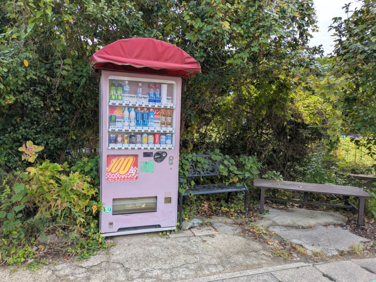 島さんぽで出会ったレトロ可愛いピンクの100円自販機