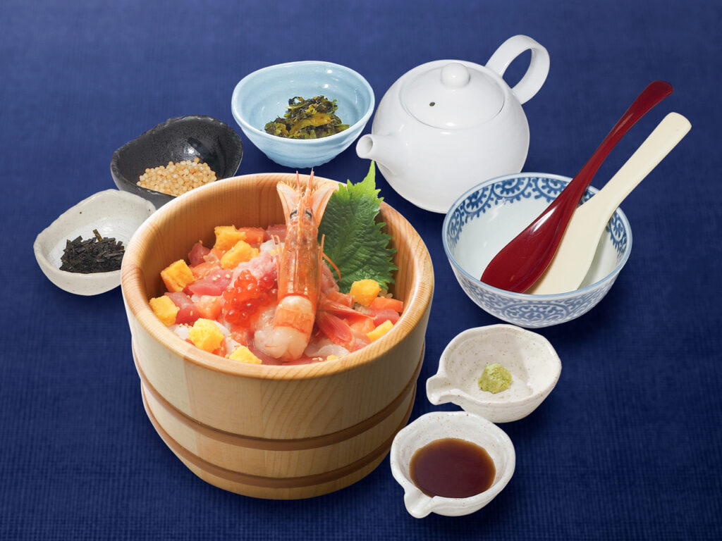 おひつごはん四六時中（1F）
ワンコインメニュー：極み！四六色彩りおひつごはん