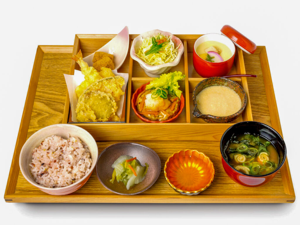 和食甘味 やましな（1F）
ワンコインメニュー：豆腐ハンバーグのヘルシー御膳