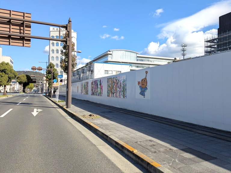 工事現場がアートギャラリーに!? 建設中の「THEATRE MAdo」の仮囲いがアートで華やかに♪