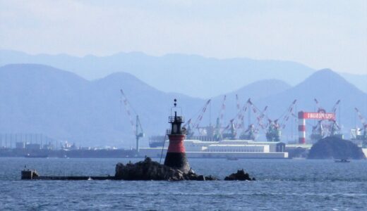 瀬戸内海に立つ「波節岩灯標」が2025年土木遺産に認定！明治の石造灯標が放つ歴史ロマンとは？