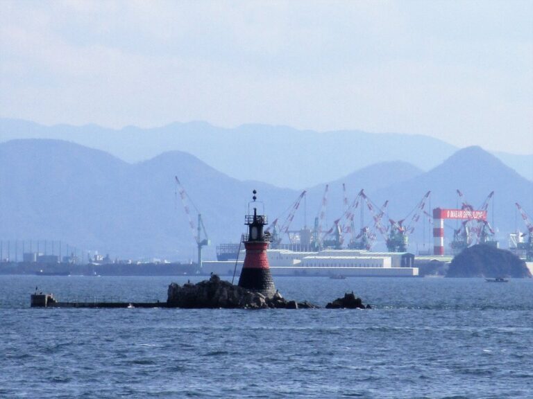 瀬戸内海に立つ「波節岩灯標」が2025年土木遺産に認定！明治の石造灯標が放つ歴史ロマンとは？