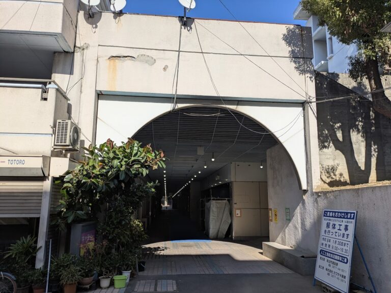 市営駐車場側で始まった坂出人工土地改良店舗の解体工事、今後はどうなる?