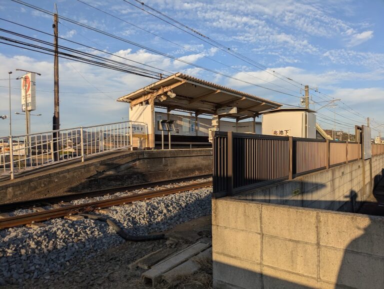 【クリスマスの珍百景】琴電・栗熊駅が「栗熊す駅」に！期間限定の駅名標と車内ジャックを見逃すな！