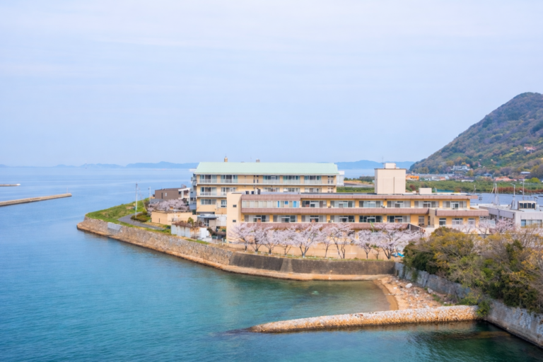 坂出の海沿いに、じわじわ評判が広がってる“働きやすい職場”があるらしい