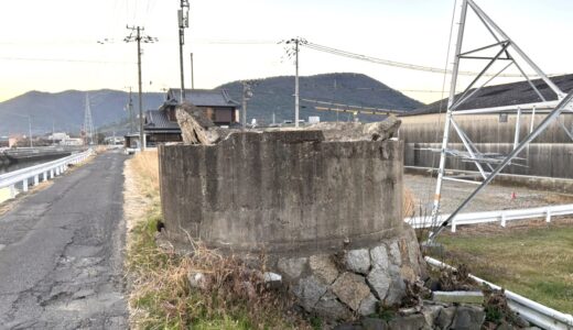 坂出市の川沿いにある謎の遺構で巨大な鏡開きの跡を発見か!?