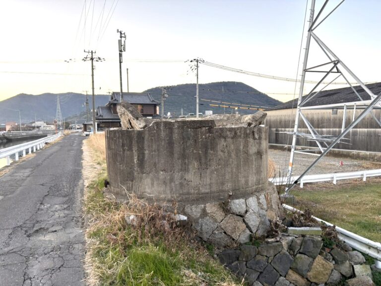 坂出市の川沿いにある謎の遺構で巨大な鏡開きの跡を発見か!?