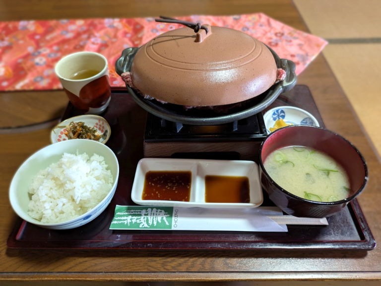 蓋からはみ出る肉！丸亀市綾歌町「リーベ」の冬に食べたい最後まで熱々のステーキランチを堪能