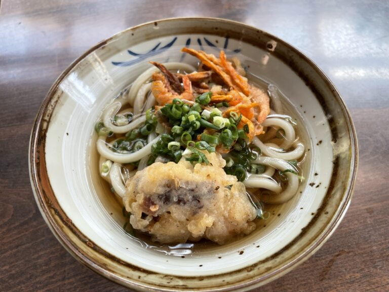 宇多津町の長楽製麺所の『うどん(小)230円(税込)』は細麺ながらもしっかりとしたコシを感じる、凛とした色白美人のようなうどん！