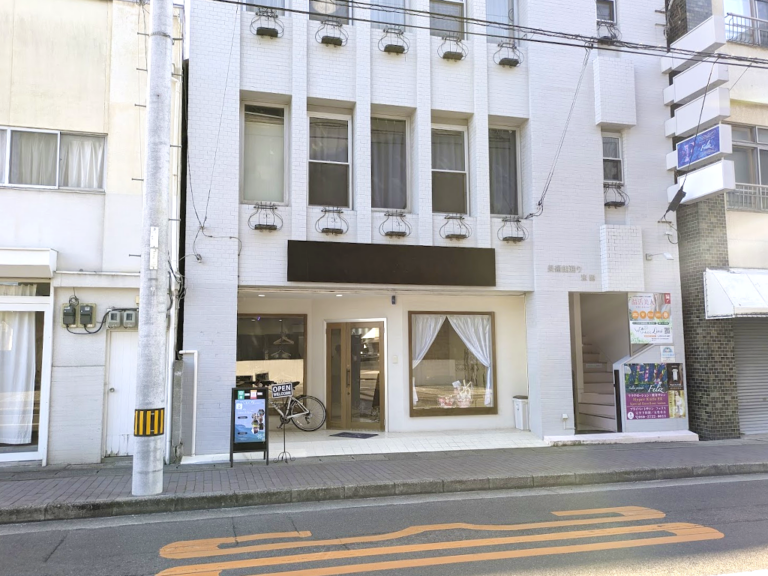 丸亀市浜町に「hair GLOW by Desir (ヘアーグロウバイデジール)」が2025年11月14日(金)にオープンしてる。松山の名店が手掛ける“髪質改善”と“癒やし”の隠れ家サロン！