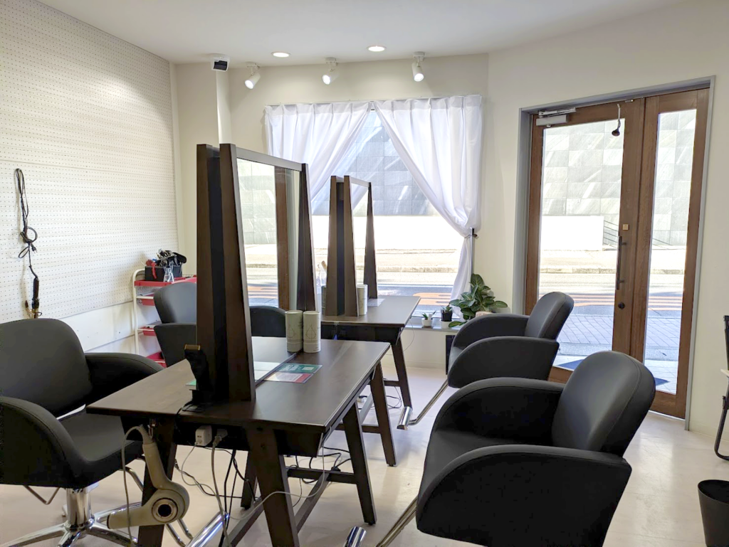 丸亀市浜町 hair GLOW by Desir (ヘアーグロウバイデジール) 店内の様子