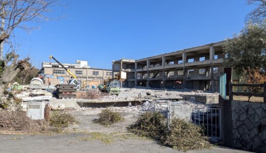 宇多津町の若宮八幡神社のすぐ隣で60年以上地域を支えた「ラモナー」跡地で解体工事が進んでる