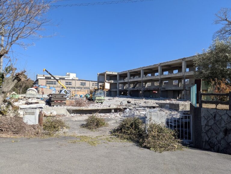 宇多津町の若宮八幡神社のすぐ隣で60年以上地域を支えた「ラモナー」跡地で解体工事が進んでる