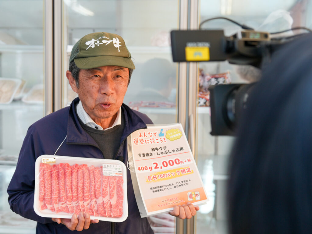 取材を受ける山本社長