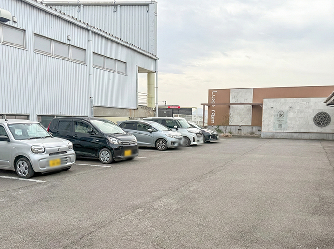 Luxe roomの駐車場