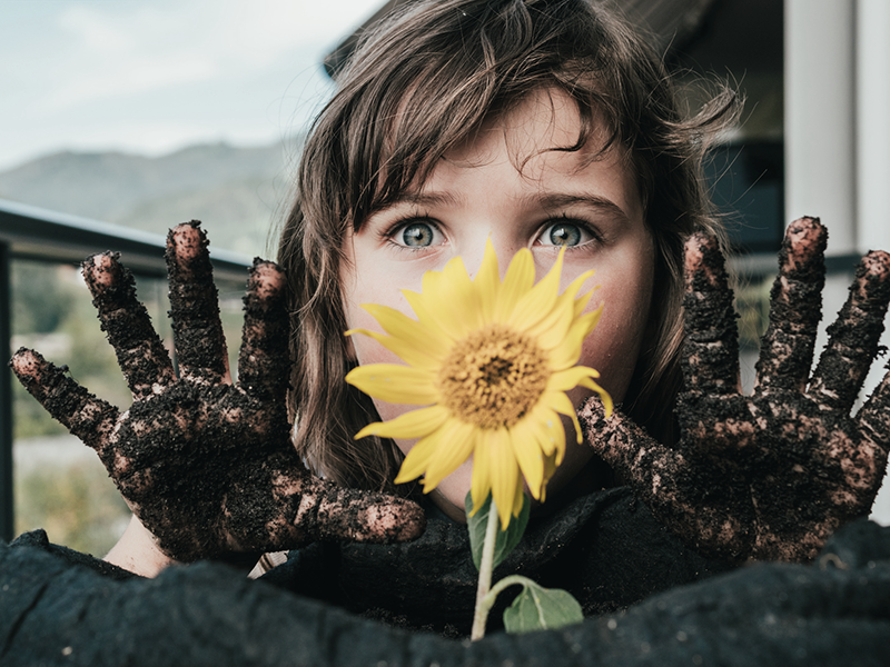 丸亀市 株式会社NCGroup まるつー ひまわりと少女