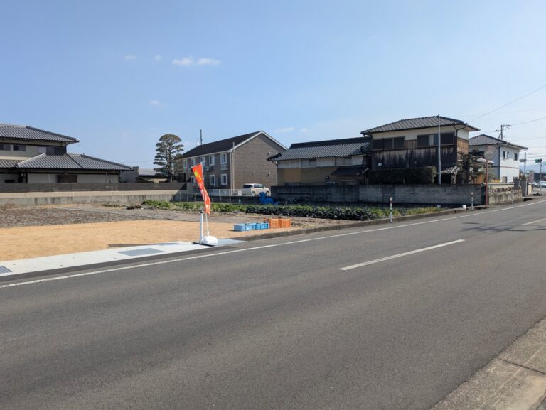 丸亀市郡家町のパン屋ゆうぱん北側に「100円野菜の販売所」ができてる。行ってみたけど売り切れで空っぽ？
