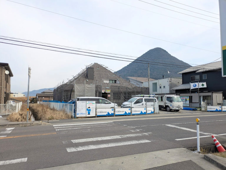 丸亀市飯野町のパパベル丸亀店から北へ走ってると可愛い屋根の建物が建設されてた！新しい子どもたちの居場所ができるみたい♪