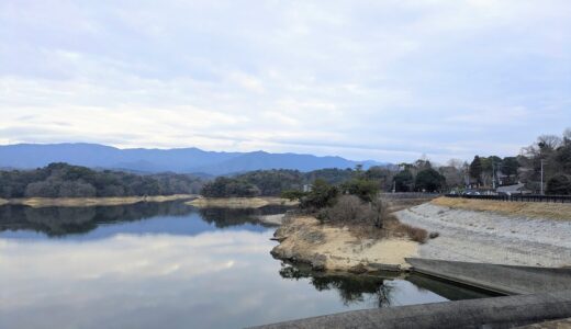 満濃池に「幻の道」が出現！弘法大師ゆかりの「護摩壇岩」へはもう行けない？新設された防護柵と「陸続きの孤島」のいま