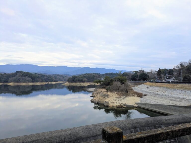 満濃池に「幻の道」が出現！弘法大師ゆかりの「護摩壇岩」へはもう行けない？新設された防護柵と「陸続きの孤島」のいま