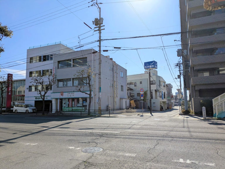 丸亀市城西町の西中・城西小学校のすぐ近くにあった「英研ゼミナール」が入ってたビルがなくなってる。変わりゆく通学路の景色