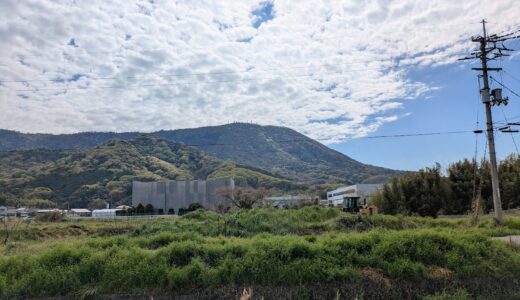 金倉川の向こうに見える「巨大な建物」の正体は？あそこで作ってるのは「あの会社」の建物だった