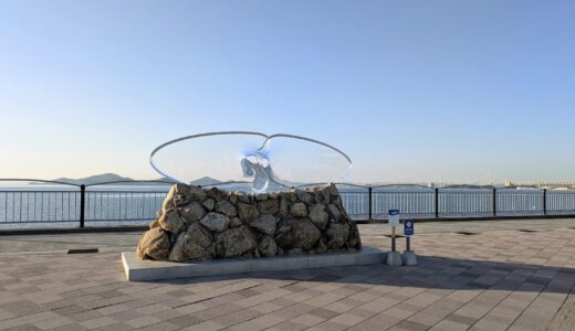 なぜ今？瀬戸芸終了から5ヶ月、うたづ臨海公園のモニュメントに「看板」が出現してる