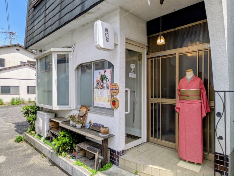 こんぴらさんの路地裏で見つけた歴史を紡ぐ「こんぴら路地裏着物レンタル藤田屋」美容師オーナーのセンスが光る着付けとヘアセットで写真映えする町歩きを