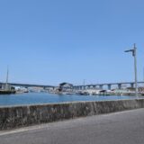 宇多津町北浦漁港の錆び付いた1号船揚場と青空