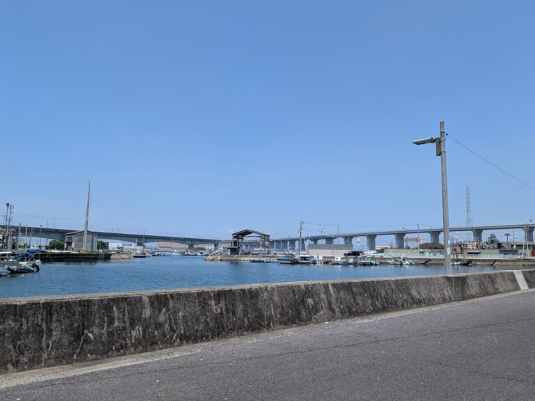 宇多津町の建設から50年以上になる「錆び付いた巨大な建屋」がキレイになるみたい。北浦漁港の船揚場が9月頃から改修工事へ