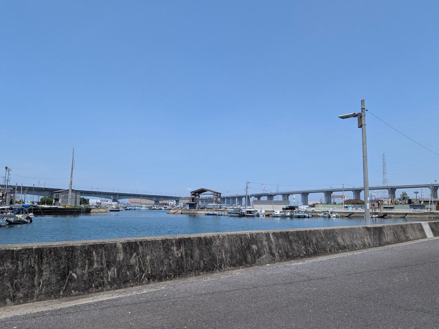 宇多津町北浦漁港の錆び付いた1号船揚場と青空