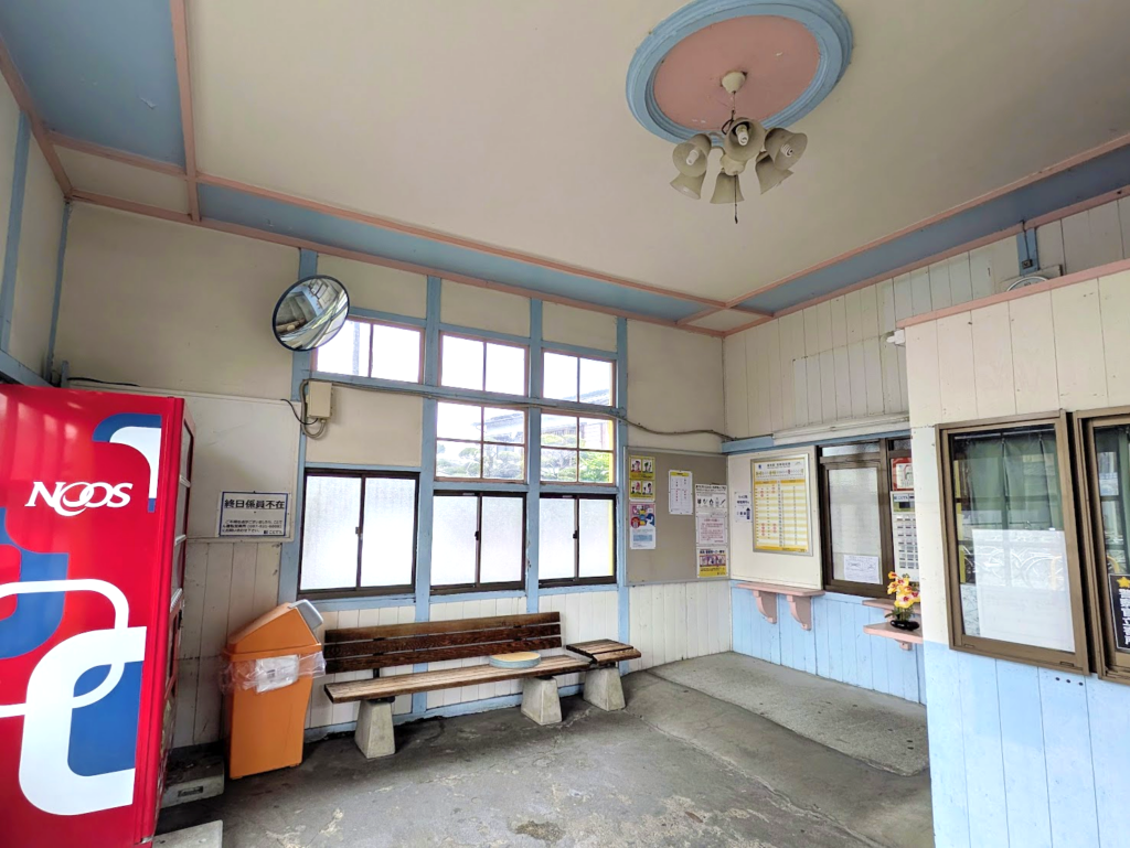 綾川町 滝宮駅 しあわせの黄色い駅舎