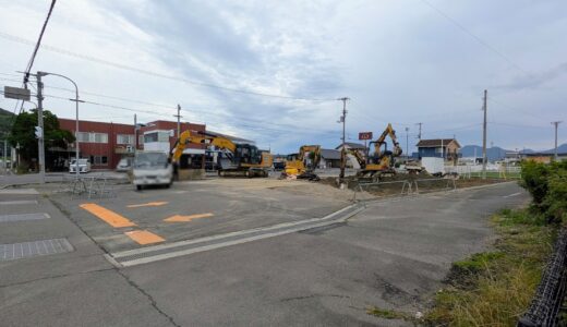【続報】丸亀市飯野町の「ローソン 丸亀飯野町店」跡地で解体工事が始まってる。建物がなくなって近くには大きな穴が！跡地はどうなる？