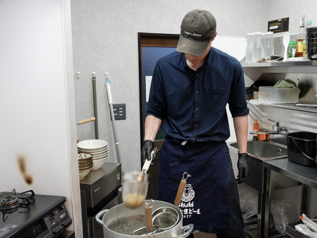 丸亀市 Choi Mise 飲めるラーメン ぶんぶく茶釜 作業風景