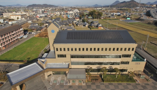 まんのう町本庁舎の屋根に並ぶ『アレ』が新しくなってた！4か月で庁舎の電気の約8分の1をまかなう実力とは？