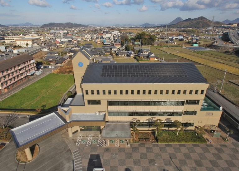 まんのう町本庁舎の屋根に並ぶ『アレ』が新しくなってた！4か月で庁舎の電気の約8分の1をまかなう実力とは？