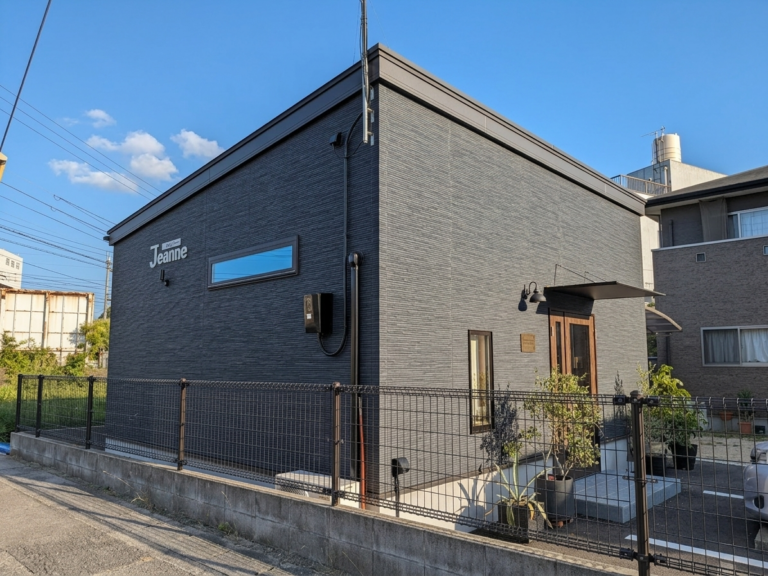 20年愛された坂出市白金町の美容室「Hair Jeanne(ジャンヌ)」が常盤町へ移転オープン！シックな新店舗に看板犬も♪