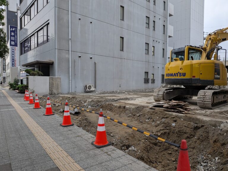 見慣れたビルが消えた。丸糸株式会社が入っていた「丸糸ビル」が解体されたみたい