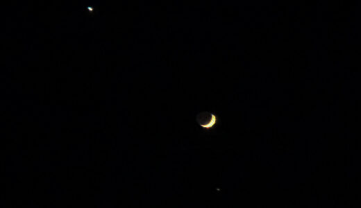 この場所がわかる？夜空に浮かぶ月と、その周辺に輝く“星”の正体とは・・・？【まるつークイズ】