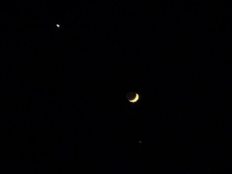 この場所がわかる?夜空に浮かぶ月と、その周辺に輝く“星”の正体とは・・・?【まるつークイズ】