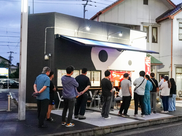 なぜ水曜だけ？麺を“飲む”丸亀駅北口「飲めるラーメンぶんぶく茶釜」店長直撃2,000文字インタビュー