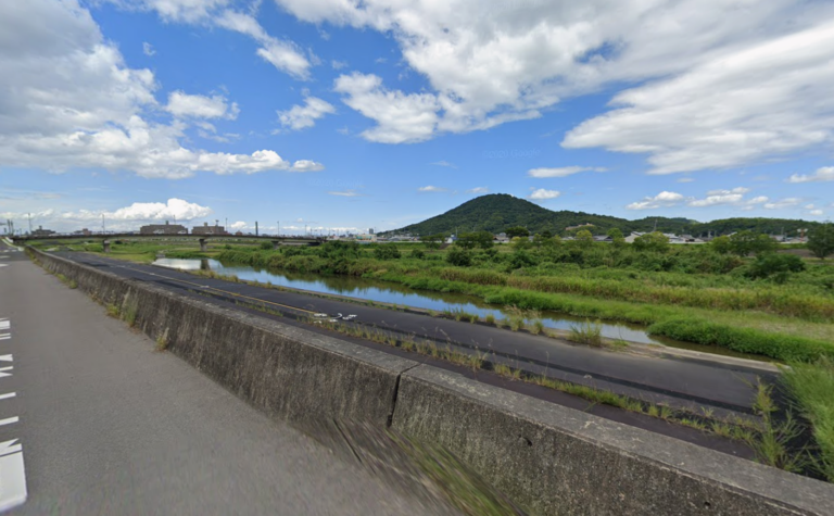 丸亀市の城東小学校近くの土器川土手にイノシシ出没！犬の散歩は気をつけて
